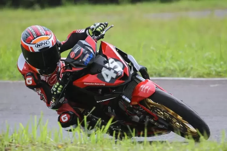 Dua Pebalap Honda Daya Jayadi Racing Team, Abimanyu Permadi dan Muhammad Badly, siap bertarung di OnePrix 2023 di Sentul Bogor.