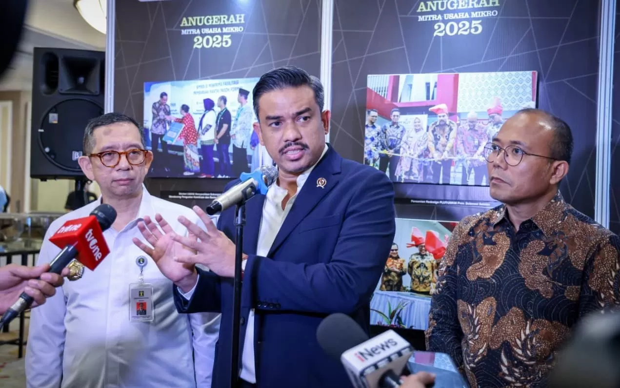 Menteri UMKM Maman Abdurrahman saat memberi keterangan pers terkait Anugerah Mitra Usaha Mikro 2025.