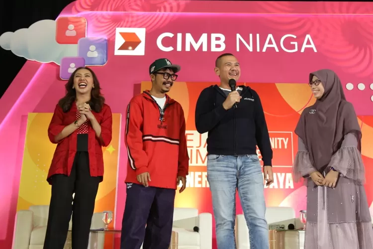 Brand Strategy and Experience Group Head CIMB Niaga Muhamad Firdaus Andjar (kedua kanan) berbincang bersama Ahli Epidemiologi Dewi Nur Aisyah (kanan) dan visual artist Muklay (kedua kiri) pada talkshow Kejar Mimpi Community Festival 2022 di Sportorium UMY, Sabtu (27/8/2022).  (Dok CIMB Niaga )
