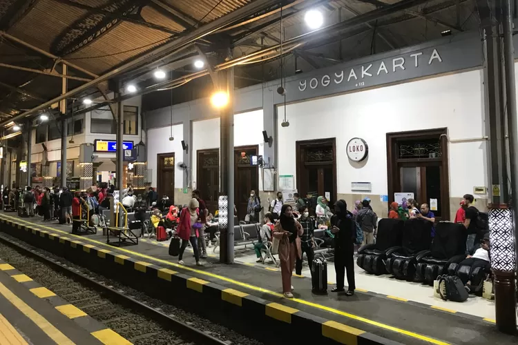 Sejumlah calon penumpang tengah menunggu kedatangan kereta di peron Stasiun Yogyakarta. (dok. humas daop 6 yogyakarta)