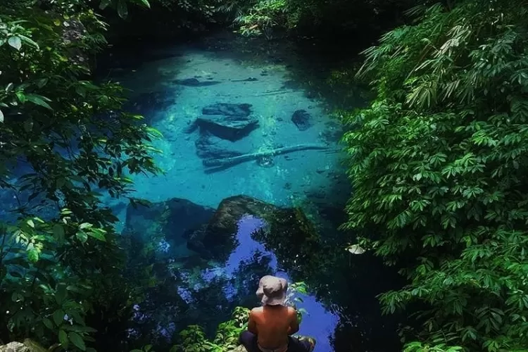 Situ Biru Cilembang yang memiliki air berwarna biru (Instagram @abdul_aim)