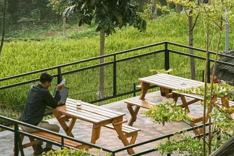 Teras Cimeuhmal, Rekomendasi Cafe Tepi Sawah di Bandung. (instagram.com/@terascimeuhmal)