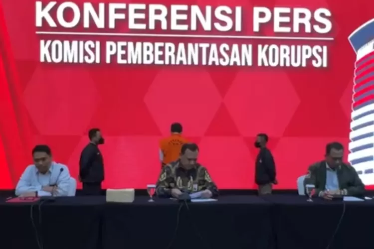 Komisi Pemberantasan Korupsi (KPK) resmi menahanan paksa Tersangka Sekretaris Mahkamah Agung (MA) Hasbi Hasan, di Gedung Merah Putih Jakarta Selatan, Rabu (12/07/2023).   (@official.kpk)
