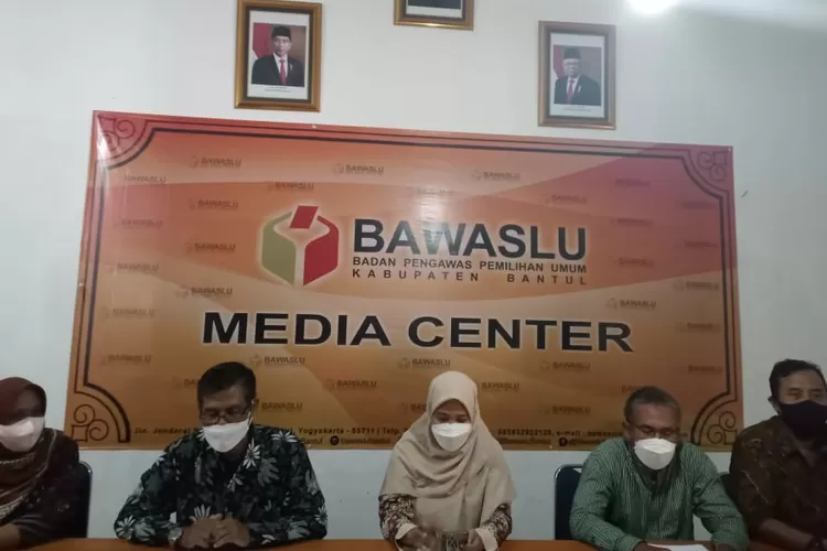 Bawaslu Kabupaten Bantul saat menyelenggarakan jumpa wartawan. (Foto: Erna Sari)
