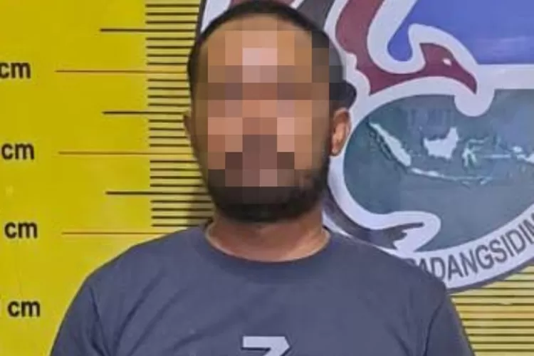 Pelaku yang mengaku sebagai kurir narkoba saat diamankan personil Polres Padangsidimpuan, Jumat (23/6/2023) Realitasonline.id/ RI