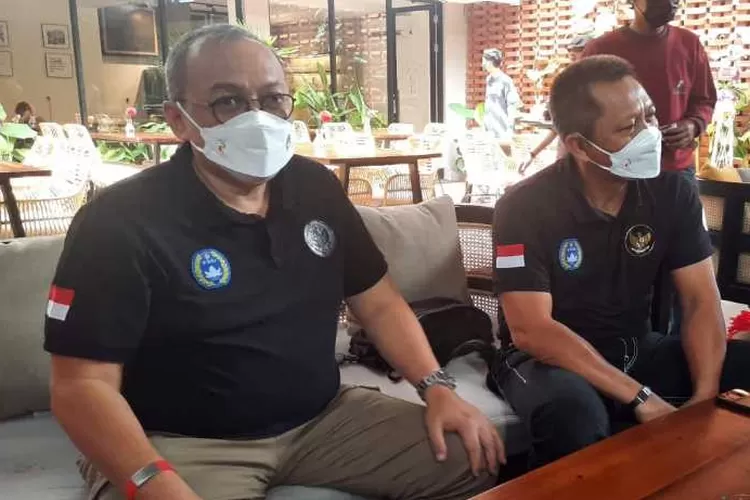 Direktur Utama PT Liga Indonesia Baru (LIB) Akhmad Hadian Lukita (kiri) bersama Direktur operasional PT LIB Sudjarno (kanan) memberikan keterangan saat mengecek persiapan kick off putaran pertama grup C Liga 2 di Solo, Sabtu (25/9/2021). (Foto: ANTARA/Bambang Dwi Marwoto)