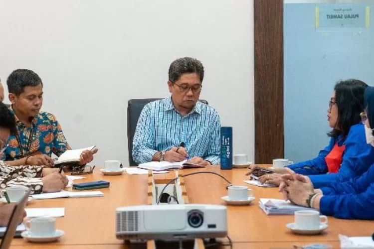 Arsip-Tim Kantor Staf Presiden (KSP) menerima audiensi pemegang polis AJB Bumiputera 1912 di Gedung Bina Graha, Jakarta, Rabu (8/3/2023).  (ANTARA/HO-Kantor Staf Presiden)