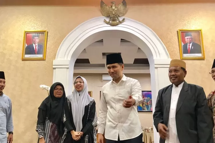 Wagub Jatim Emil Elestianto Dardak (tiga kanan) menerima kedatangan Dewi Yukha Nida (tiga kiri) di Gedung Negara Grahadi Surabaya usai menjuarai kompetisi MTQ internasional yang berlangsung Kazan, Senin (23/5/2022).  (ANTARA/Fiqih Arfani)