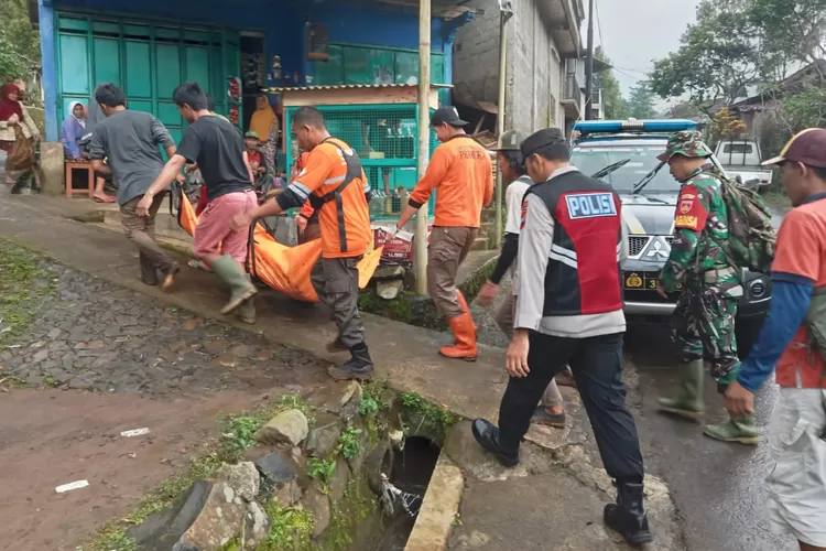 Tim SAR gabungan mengevakuasi jenazah Masut yang ditemukan tewas di sungai. (Edi Prayitno/Kontributor Kendal)