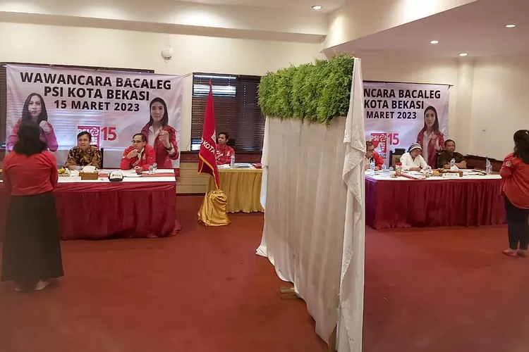Proses wawancara bakal calon legislatif (bacaleg) Partai Solidaritas Indonesia (PSI) di Kota Bekasi melibatkan juri independen dan disiarkan langsung untuk ditonton masyarakat yang berlangsung di RM Raja Sunda, Kota Bekasi, pada Rabu (15/3/2023). (FOTO: Dharma/Suarakarya.id)