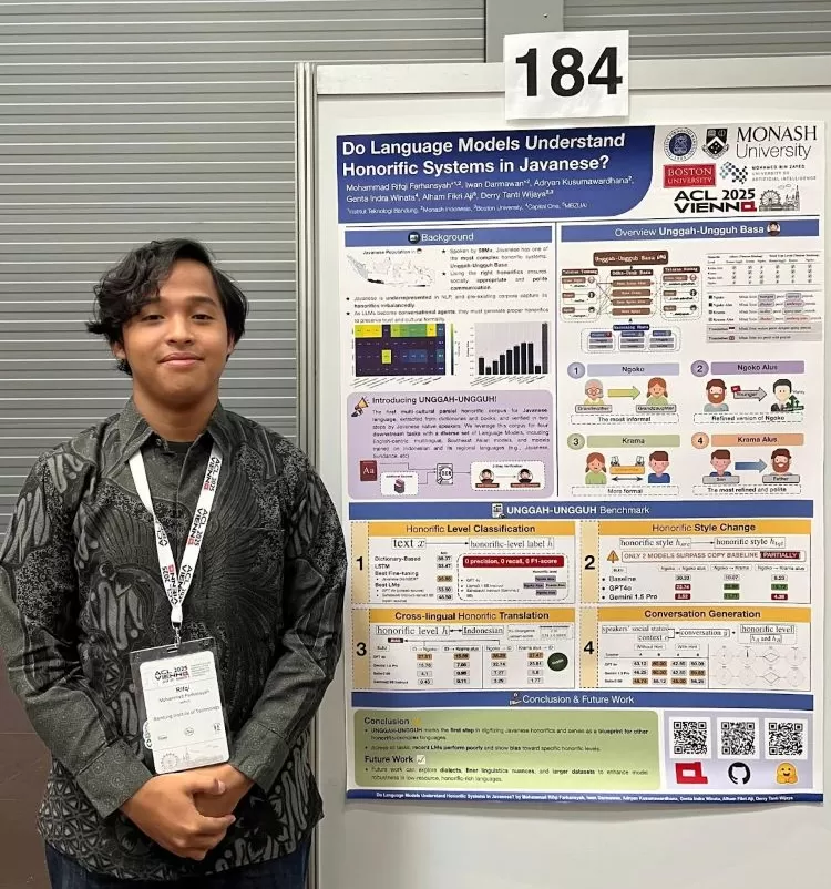 Mohammad Rifqi Farhansyah saat mempresentasikan poster paper pada Main Conference ACL 2025 di Austria Center Vienna, Selasa (29/7/2025). (Dok. pribadi)