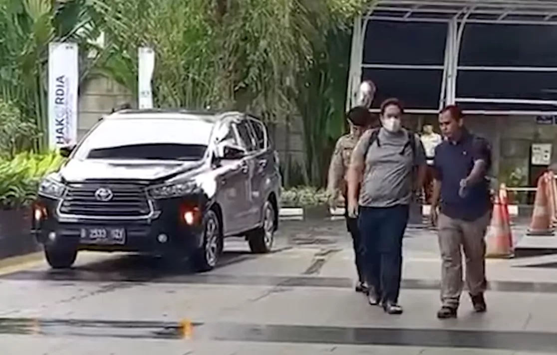 Kepala Kejaksaan Negeri Sungai Hulu Utara Albertinus Napitupulu dan Kasi Intel Kejari Sungai Hulu Utara Asis Budianto tiba di Gedung KPK usai terjaring Operasi Tangkap Tangan (OTT).