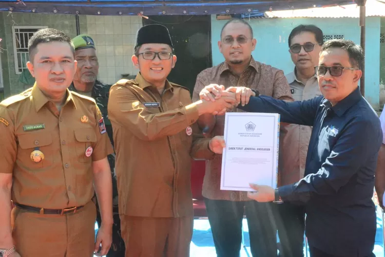 Wako Hendri Septa terima  Terima Bantuan Revitalisasi Pasar Ulak Karang dari Kemendag. (Prokopim Pdg)