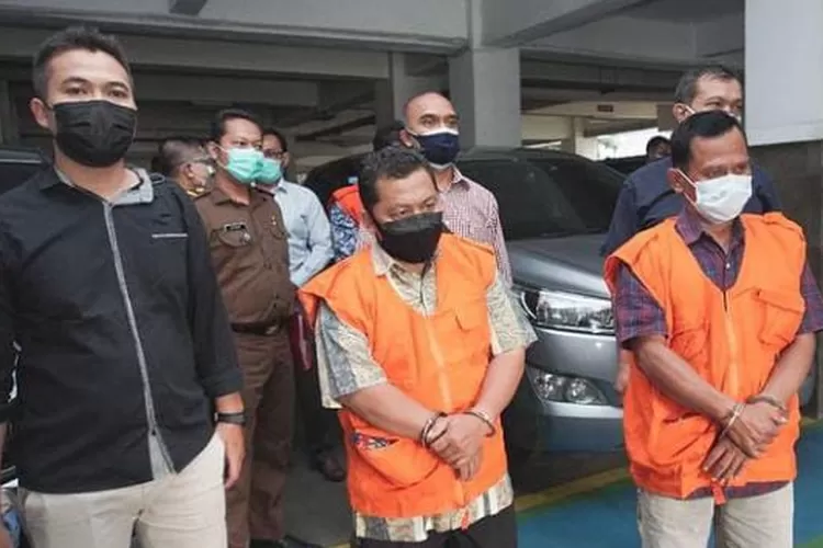 Dua tersangka kasus penyimpangan pengelolaan dana nasabah PD BPR Bank Salatiga dibawa menuju Rutan Polda Jateng, Kamis (12/8/2021).