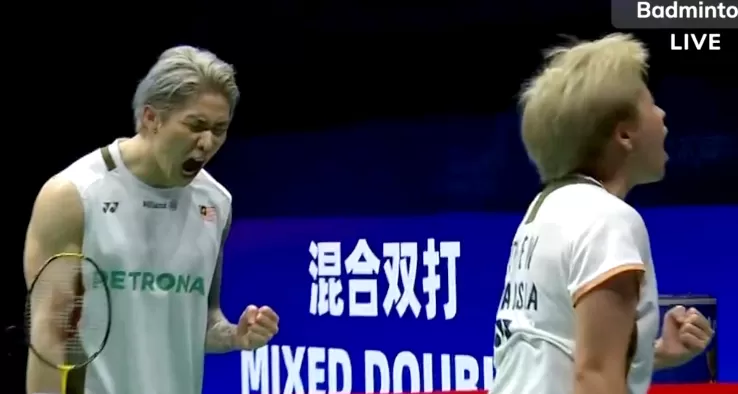  Chen Tang Jie dan Toh Ee Wei, tampil trengginas singkirkan unggulan pertama sekaligus favorit juara, Feng Yan Zhe - Huang Dong Ping. (Tangkapan layar Astro)