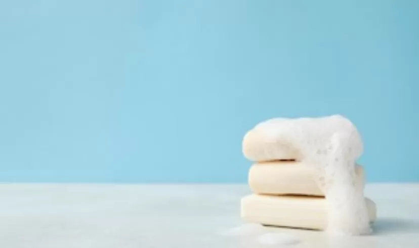 Sabun antiseptik mengandung bahan aktif antimikroba.