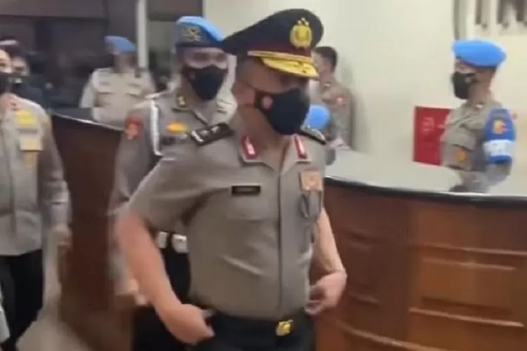 Terpantau dalam menghadiri persidangan etik tersebut, Ferdy Sambo mengenakan seragam kepolisian yang 'polos',  apa artinya? 