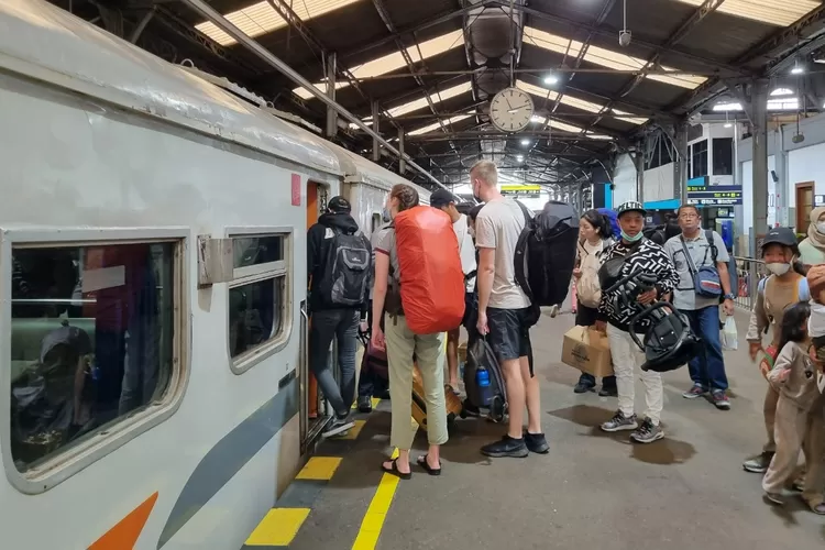 Sejumlah calon penumpang antri masuk ke dalam gerbong kereta di Stasiun Tugu Yogyakarta. (dok. humas daop 6)