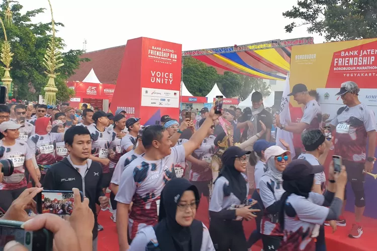 Gubernur Jawa Tengah Ganjar Pranowo saat melepas ribuan peserta Bank Jateng Friendship Run dengan titik start dan finish di Benteng Vredeburg Yogyakarta, Minggu (9/7/2023). (Istimewa)