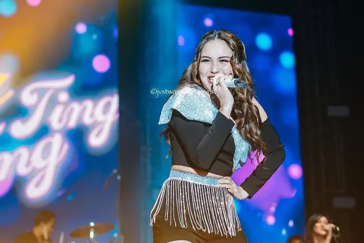 Ayu Ting Ting saat tengah tampil di Bandung. (Instagram/ @ayutingting92)