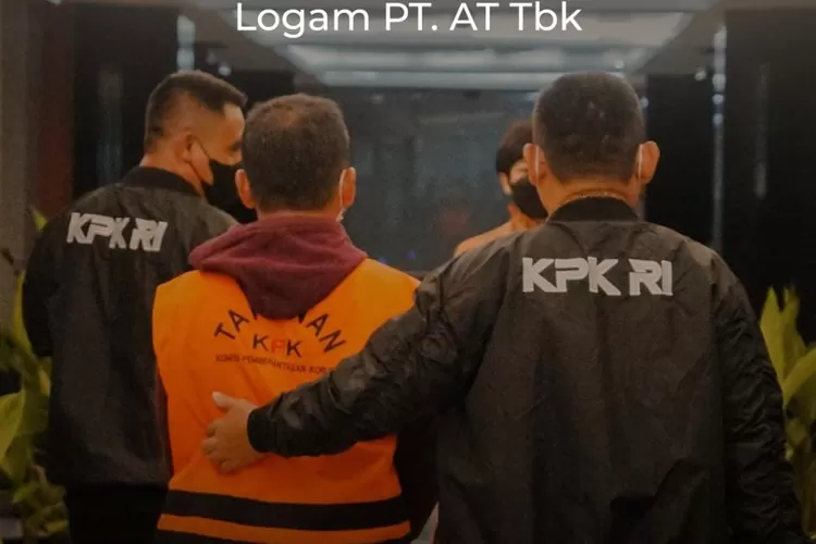 DM, tersangka kasus kejahatan korupsi PT Antam Tbk saat memakai baju orange dan digelandang oleh KPK. (Instagram @official.kpk)