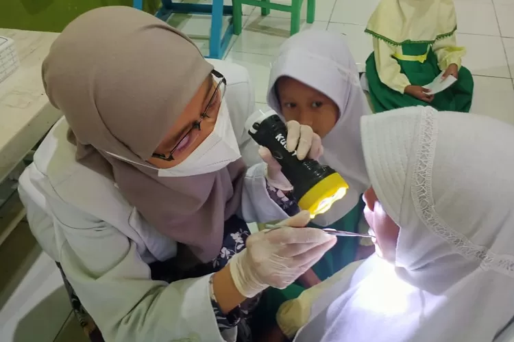Siswa TK ABA 04 Kaliwungu diperiksa kebersihan gigi dan telinga oleh tim kesehatan RSDI Kaliwungu.  (Edi Prayitno/kontributor Kendal)