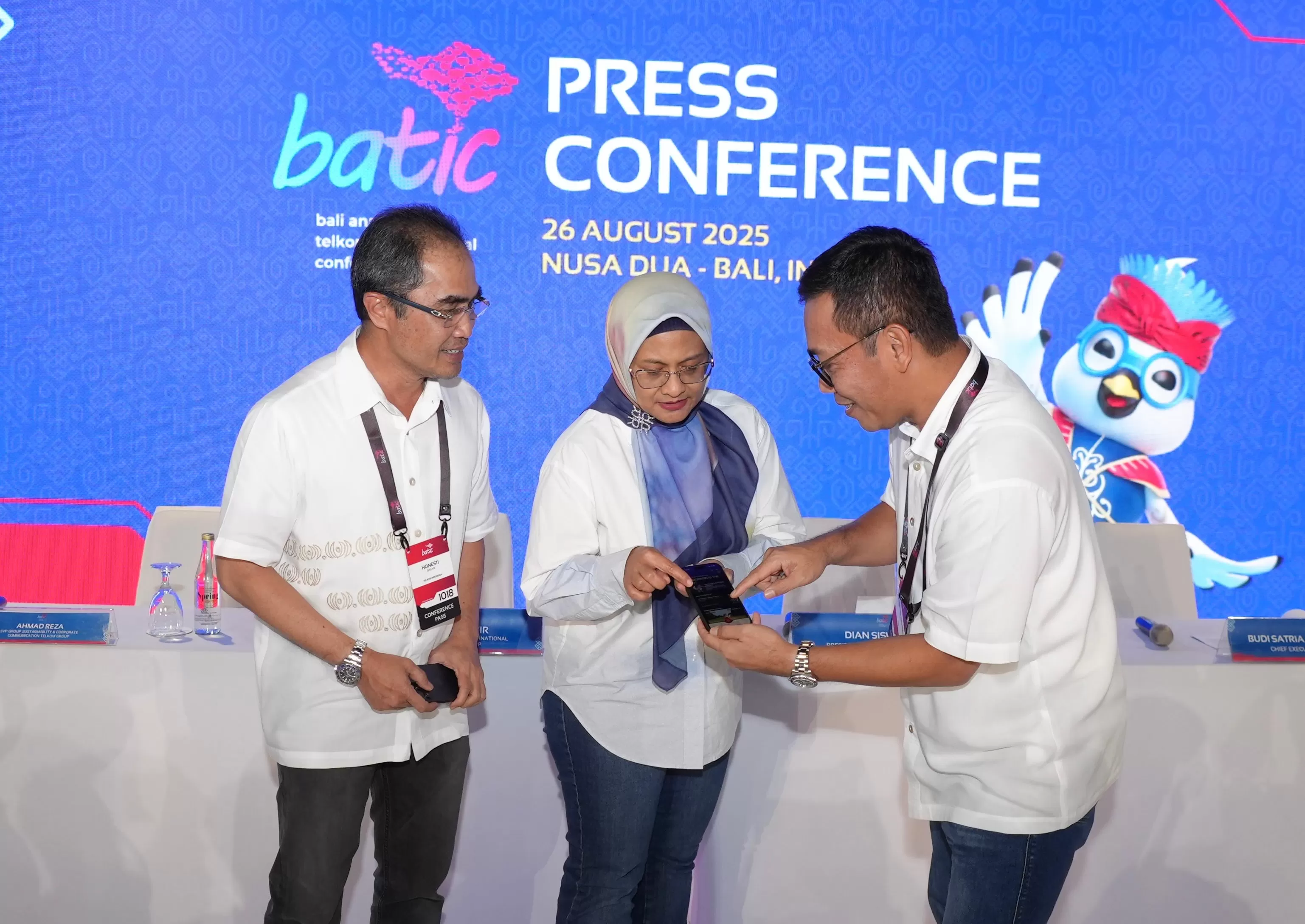 Direktur Wholesale & International Services Telkom Honesti Basyir, Dirut Telkom Dian Siswarini, dan CEO Telin Budi Satria Dharma saat Press Conference BATIC di The Westin Resort, Nusa Dua, Bali.