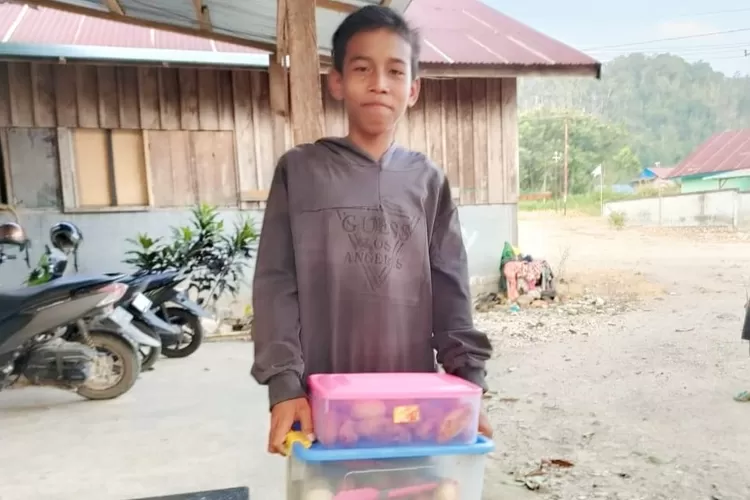 Albar, anak SMP penjual kue keliling di Kabupaten Morowali Utara. 