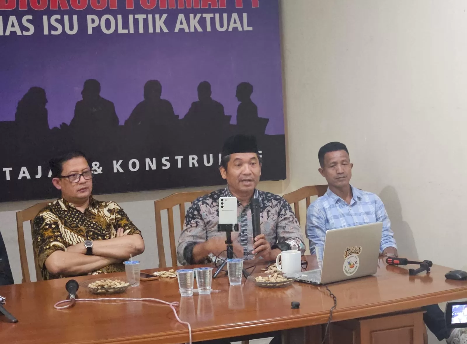 Ray Rangkuti saat menjadi pembicara dalam diskusi publik bertajuk "Menuju Pemakzulan Gibran: Sampai Kemana DPR Melangkah?" yang digelar Formappi