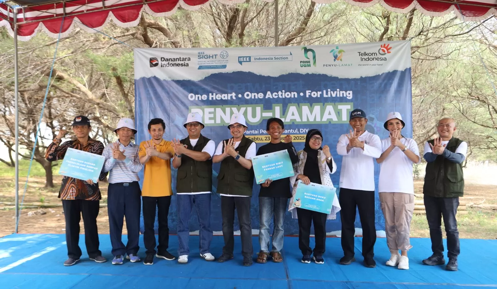 Relawan Program Telkom Connect-in: Penyu-lamat 2025 saat memberikan bantuan kepada masyarakat setempat.