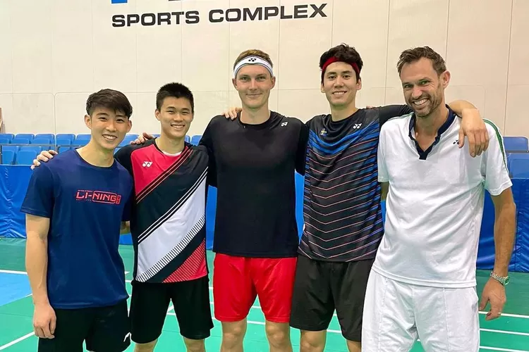 Loh Kean Yew, sang Juara di Kejuaraan Badminton Dunia 2021 Latihan Bersama Keempat Pemain Eropa di Dubai (Instagram/@lohkeanyew)