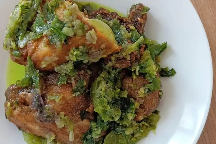 Resep ayam cabe ijo yang pedasnya bikin nampol yang ingin terus nambah.  (Instagram @anan_dita)