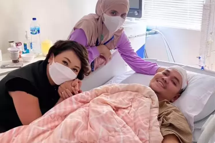 Indy Barenda berkunjung ke Indra Bekti di ruang ICU Rumah Sakit Abdi Waluyo, Jakarta Pusat (Instagram @indy_barends )