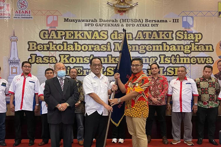 Ketua Umum DPP Gapeknas Ricky Conrad ST beserta Dewan Pendiri GAPEKNAS &amp; ATAKI Ir Manahara R Siahaan MM di acara musda. (Foto: dokumentasi Gapeknas DIY)