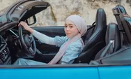 Posting Foto Naik Mobil Mewah, Lagi-Lagi Hijab Lesti Kejora Dikritik Netizen