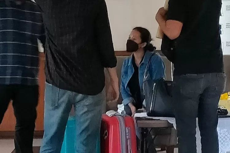 Wanita pelaku pamer alat vital di Bandara YIA sesaat usai diamankan polisi. (Foto: dokumen Polres Kulon Progo)