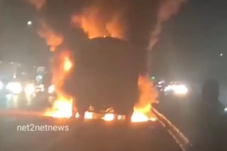 Tangkapan layar video mobil terbakar di pintu tol Jagorawi arah Ciawi persis di pintu tol exit Summarecon, Kota Bogor, beredar di media sosial. (Foto/IST)