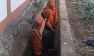 Saluran di Jalan Rawajati Barat Dibersihkan