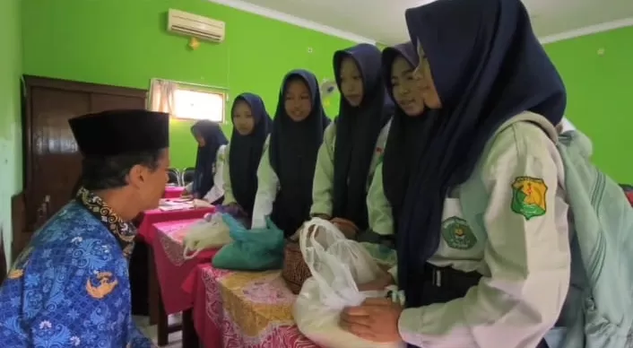 MTsN 4 Rembang melatih siswa untuk berzakat guna meningkatkan kepedulian sosial di bulan Ramadhan.