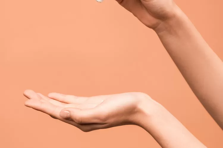 Tips Perawatan kulit pada musim dingin, salah satunya jangan lupakan tangan ( Pexels @Shiny Diamond)
