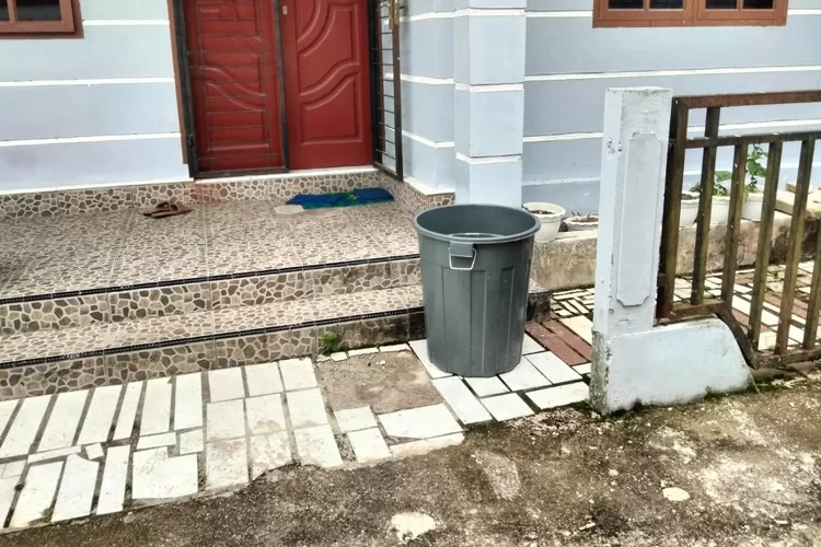 Tampak salah satu rumah pelanggan PDAM Mual Natio meletakkan ember guna menampung air hujan untuk kebutuhan air minum  (Realitasonline.id/ AS)