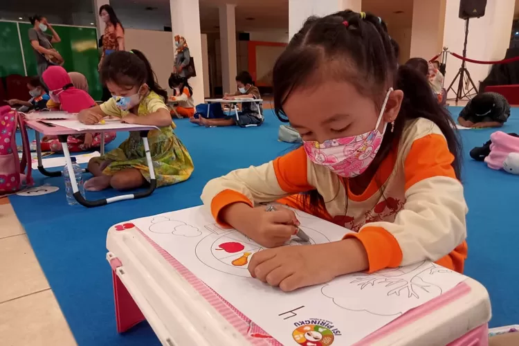 Menggambar Isi Piringku, selain melatih motorik anak, mereka juga akan mudah memahami komposisi gizi dan nutrisi dari Isi Piringku.  (Dok Danone Indonesia)