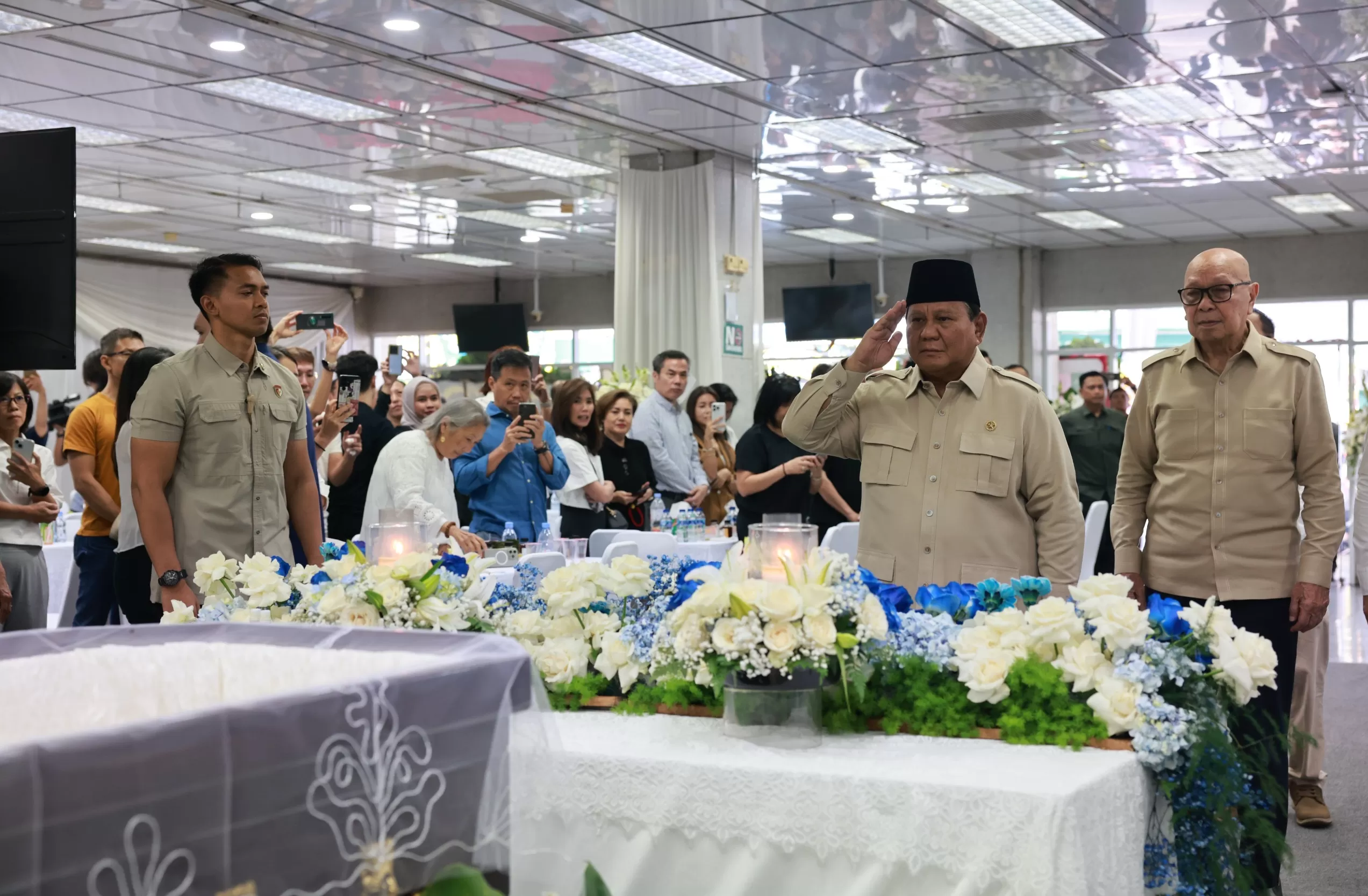 Presiden Republik Indonesia Prabowo Subianto datang untuk melayat ekonom senior sekaligus tokoh nasional Kwik Kian Gie di Rumah Duka Sentosa RSPAD Gatot Subroto, Jakarta Pusat.