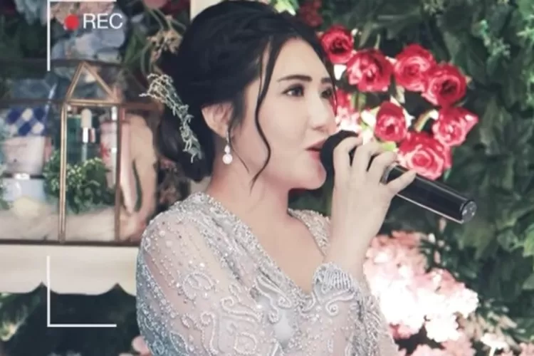    Via Vallen Resmi Dilamar Chevra  Yolanda Vokalis Band Papinka, Warganet Ramai Mendoakan (Instagram @viavallen)