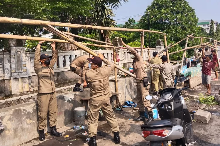 Satpol PP Kota Semarang merobohkan puluhan PKL di Kaligawe Semarang. (dok. Satpol PP)