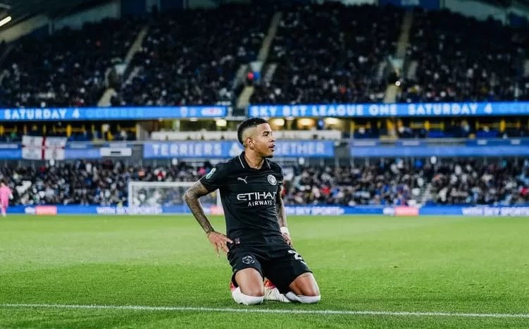 Hasil Huddersfield vs Man City di Carabao Cup: gol Phil Foden dan Savinho pastikan The Citizens menang 2&ndash;0.
