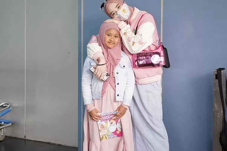 Inara Rusli bersama anaknya
