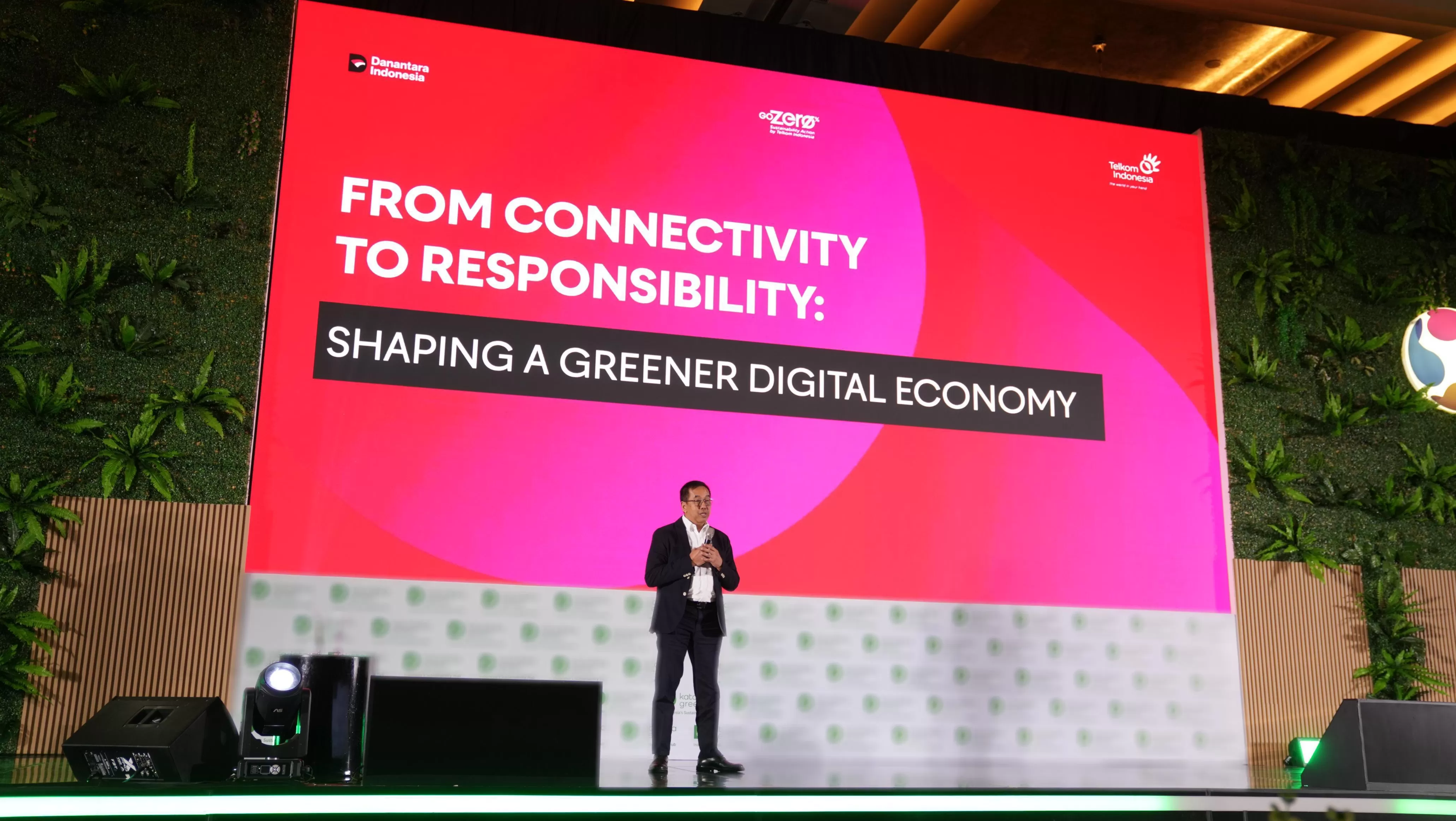 Wakil Direktur Utama Telkom Indonesia Muhammad Awaluddin saat menyampaikan paparan pada acara Katadata Sustainability Action for the Future Economy (SAFE) 2025.