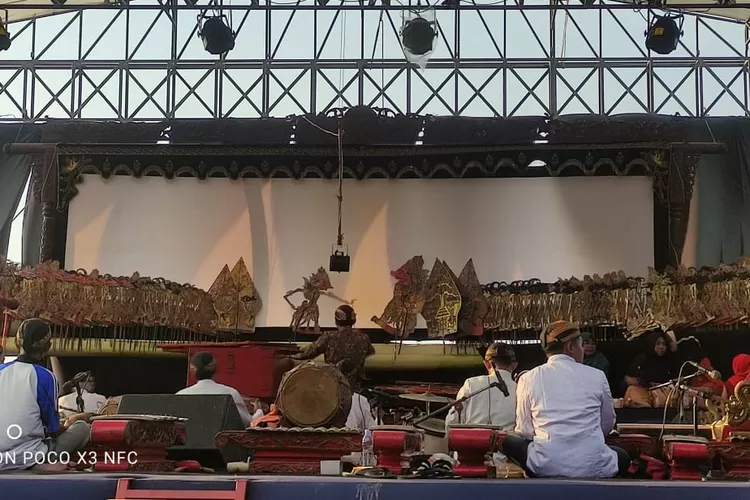 Pentas wayang kulit di Pantai Indah Kemangi meriahkan merti desa Jungsemi Kecamatan Kangkung. (edi prayitno/kontributor Kendal)