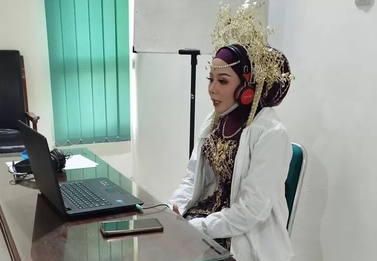 Nur Qoyyimah, pengantin yang rela meninggalkan resepsi demi tes CPNS di Kantor Kementerian Agama Kabupaten Rembang, Sabtu 27/12. Foto: Kemenag Rembang